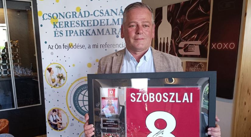 Szoboszlai dedikált mezéért félmilliót adtak, jótékony célra fordítják az összeget – galériával