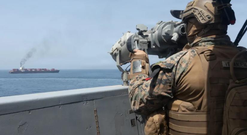 Rakéták helyett motorcsónakon érkező maszkos fegyveresek és helikopterről leereszkedő kommandósok