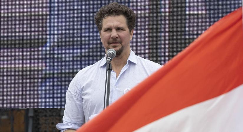 „Nem akarták nagy dobra verni” – Nagy Ervin szerint taxi vitte a kórházba az iváncsai akkumulátorgyár dolgozóit a tűz után – videó