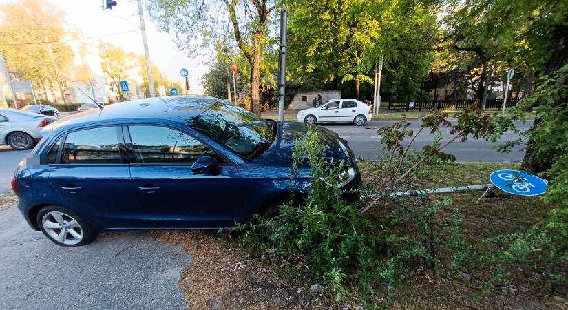 Karambol Kiskunhalason: egy közlekedési táblát is kidöntött az egyik autó  fotók, videó