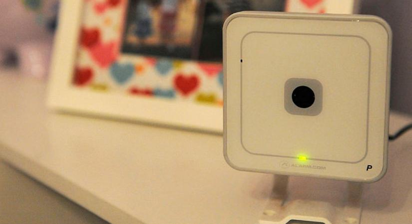 Hatalmas durranásra ébredt éjjel az apa: ránézett a babakamerára, és jött a sokk