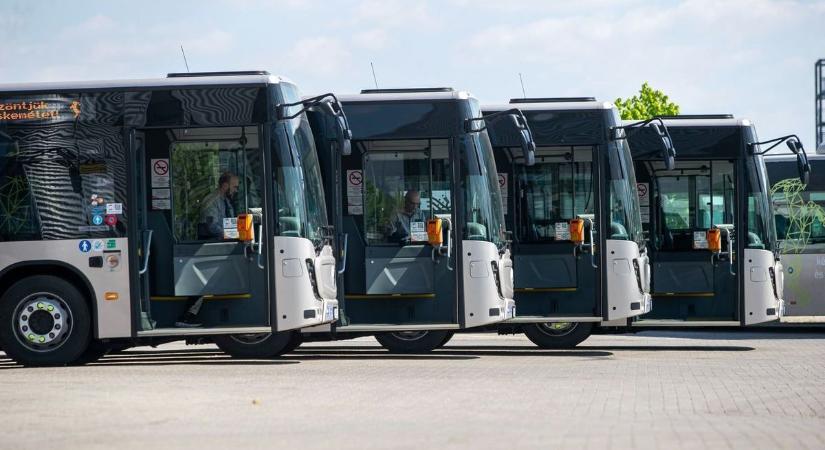 Vadonatúj Mercedes-buszok érkeztek az egyik megyei jogú városba – már a következő lépést tervezik