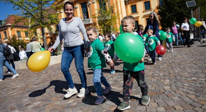 Elrajtolt a Komáromi Napok programsorozata - néptánc és népzene költözött a Szabadság térre