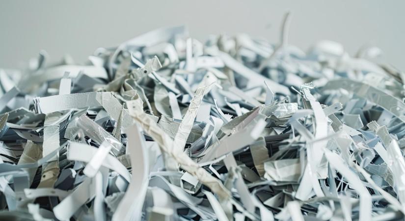 Hulladéktelepre kerültek a ledarált iratok, biztonsági őrök vigyázzák a zsákokat