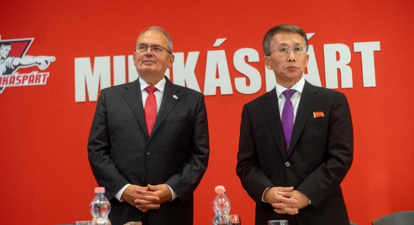 Tokaji borral búcsúztatta Kim Dzsongun magyarországi emberét Thürmer Gyula