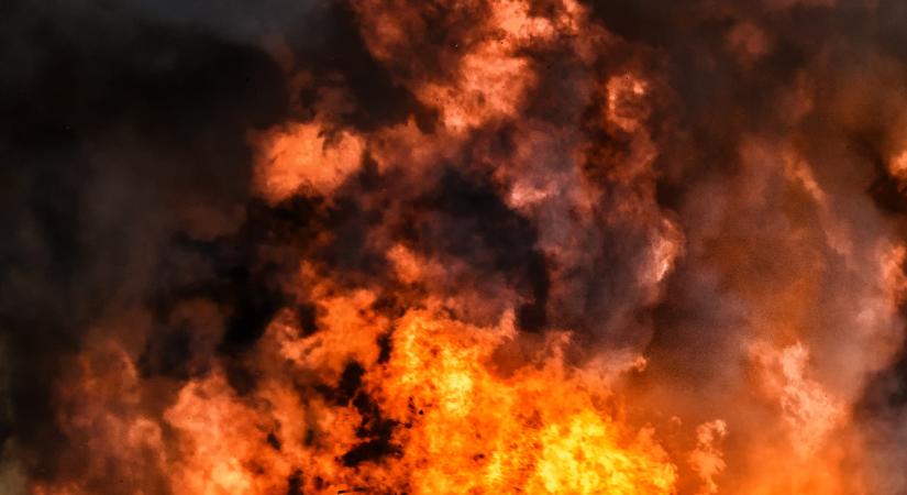 Tűz ütött ki az iváncsai akkumulátorgyárban, mentő helyett taxiba ültették a sérült dolgozókat