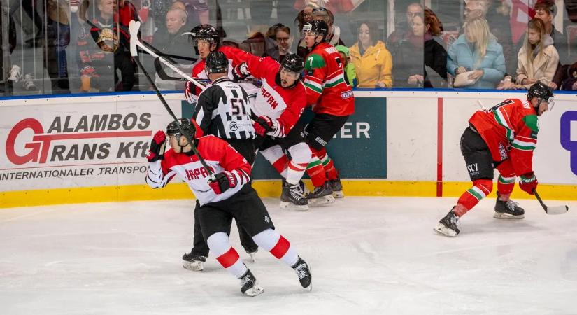 A magyar hokiválogatott két felkészülési meccset játszott egy időben