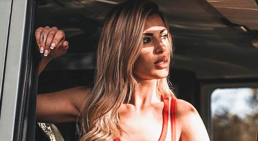 Gyönyörű, spanyol fürdőruhamodell