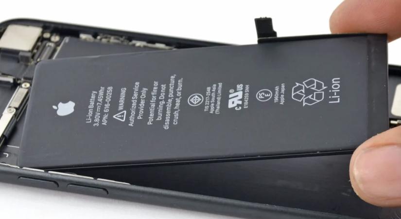 2027-től kötelező lesz a cserélhető akku a telefonokban, de az Apple és más gyártók kikerülhetik ezt