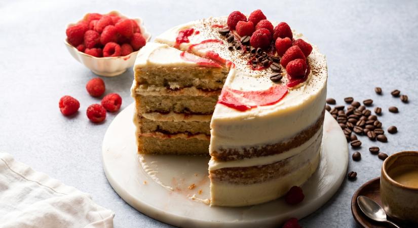 Fehér csokis cappucinós torta málnával bolondítva: gluténmentes luxusédesség pénztárcabarát áron