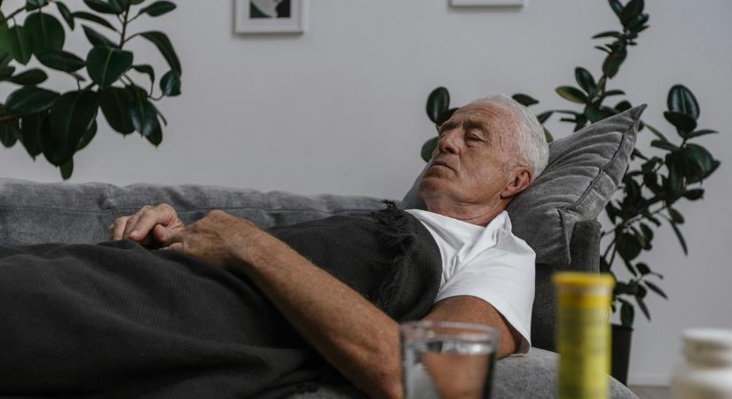Komoly veszélyt jelezhet az időseknél a nappali szundikálás: ez rengeteg embert érint