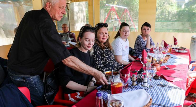 Nem kell újragondolni, úgy jó, ahogy kitalálták – Győri étterem vezetője a gulyáslevesről