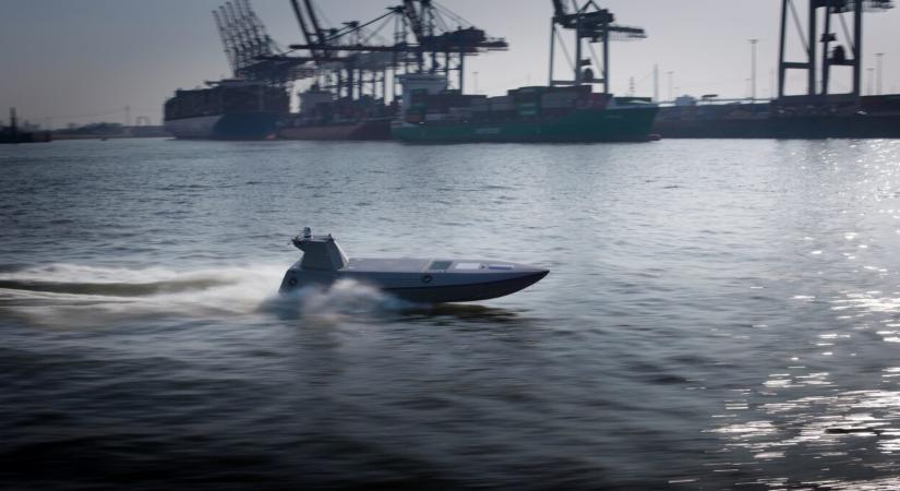 100 km/h-val repeszt a Kraken, a jövő katonai vízi járműve, miközben 1500 kilométerről irányítják