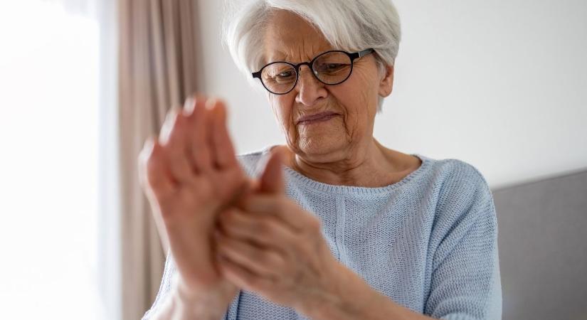Rejtett veszély: ez a gyakori bőrbetegség az ízületeket is tönkreteheti