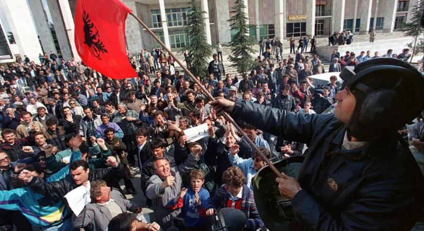 A piramisjáték, ami káoszba taszított egy európai országot