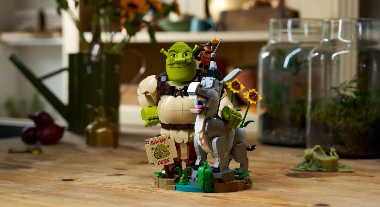 Shrek hamarosan kivágja a LEGO üzletek ajtaját, már tudjuk, hogy mikor érkezik a kedvenc ogrénk