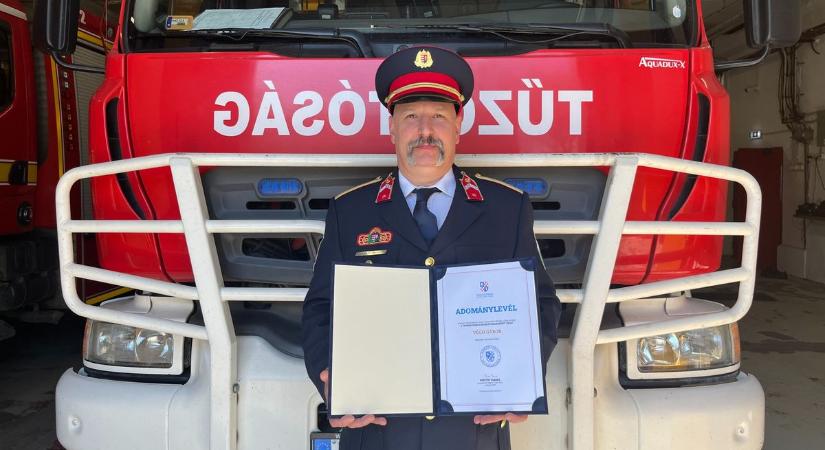 Rangos díjat kapott Dunaújváros óriás szívű lánglovagja, ő a tűzoltóság sarokköve