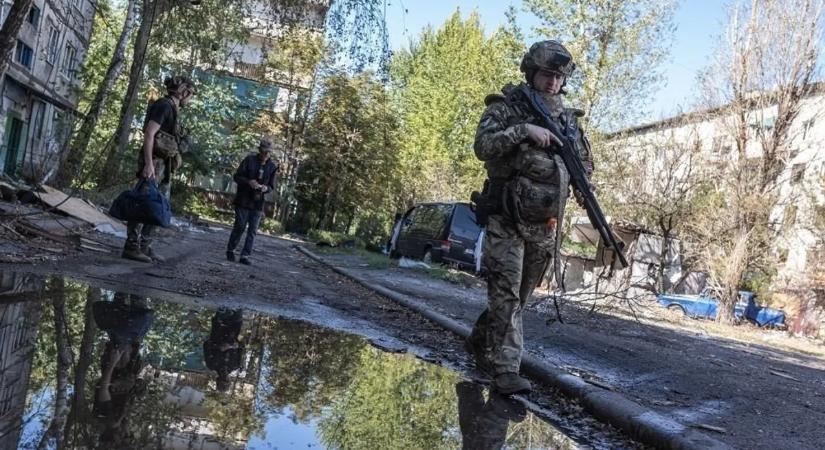 Tetőről hurcoltak el egy férfit az ukrán toborzók – döbbenetes videó