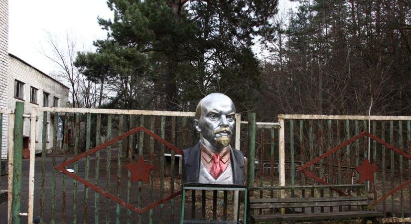 Sugárzó sírdombok alatt nyugszik a történelem egyik legnagyobb atomkatasztrófája (galéria)