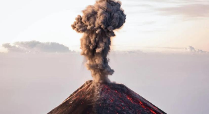 Hirtelen tört ki a vulkán a turisták talpa alatt
