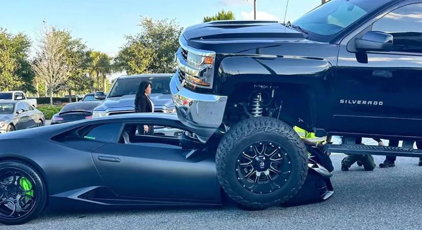 A biztosítója zokogni fog: szabályosan ráparkolt egy Lamborghinire! – videó