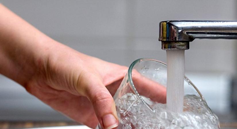 „Mintha szennyvíz folyna a csapból” – Kitört a botrány a településen