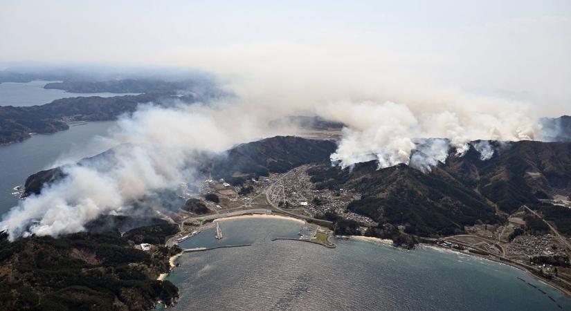 Egyre nagyobb a baj: több ezer embert menekítettek ki, és még mindig nincs vége a tűzvésznek