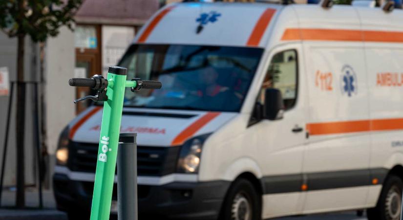 Tragikus baleset: ketten utaztak a rolleren, egyikük meghalt