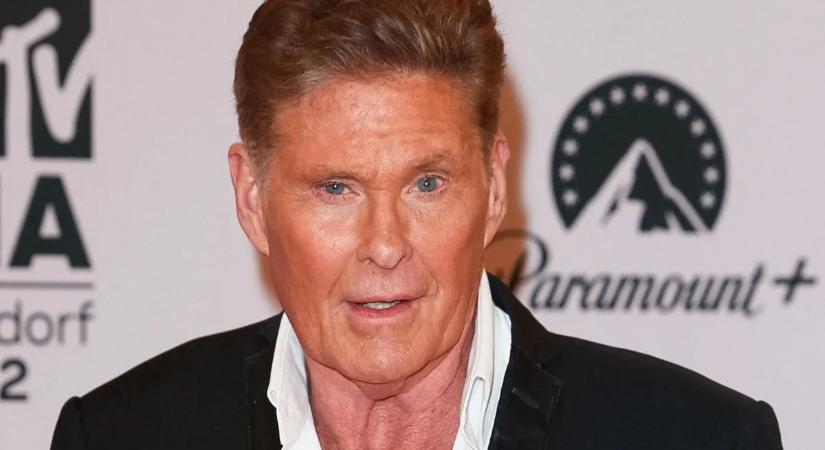 Aggódnak a rajongók a Baywatch sztárjáért - járókerettel látták David Hasselhoffot