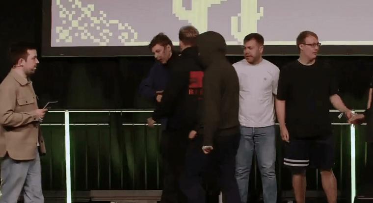 Egy Counter-Strike 2 versenyző egyszerűen felpofozta az ellenfelét a színpadon