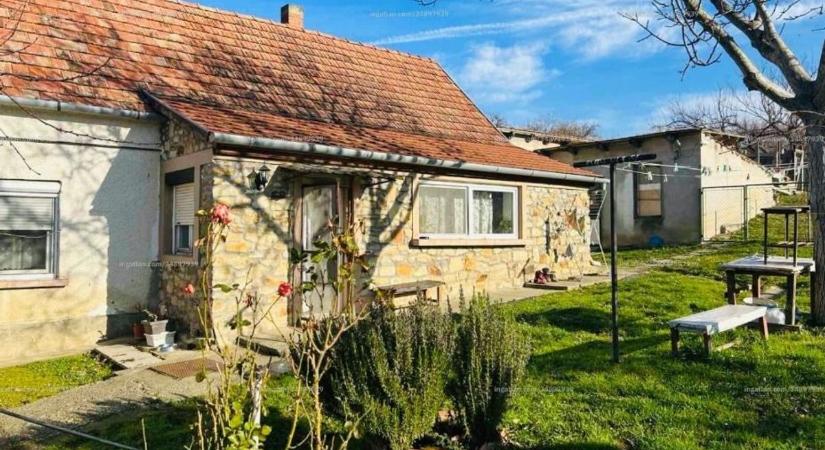 20 percre a Balatontól – ennyiért találunk eladó házakat a kisebb falvakban