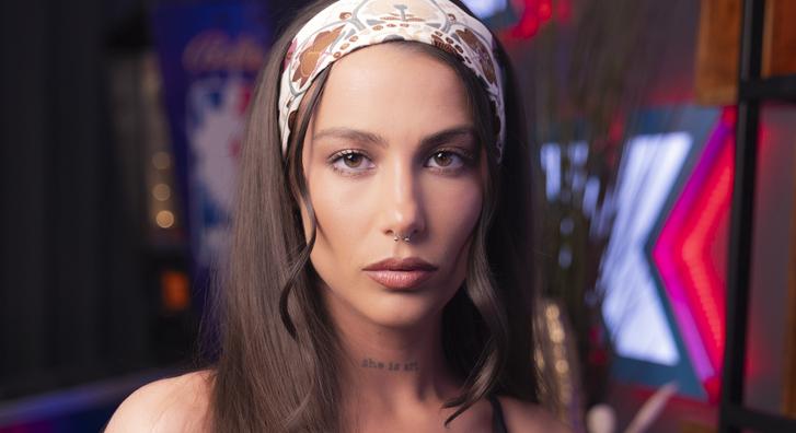 Tóth Andi elvitte a show-t barna csipkés felsőjében