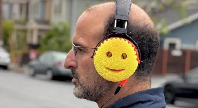 Tiszta hangzást biztosít a mosogatószivacsból készült fejhallgató