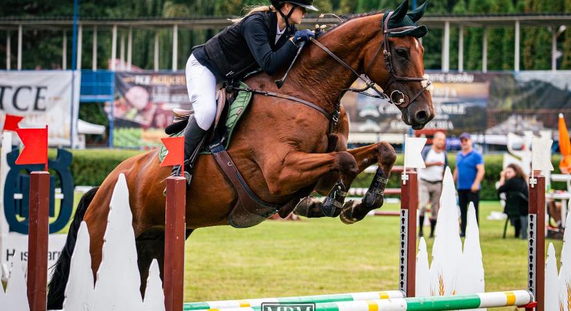 „A munka mindig meghozza gyümölcsét” – Nagy jövő állhat a csíkszeredai Bocskai Bíborka előtt