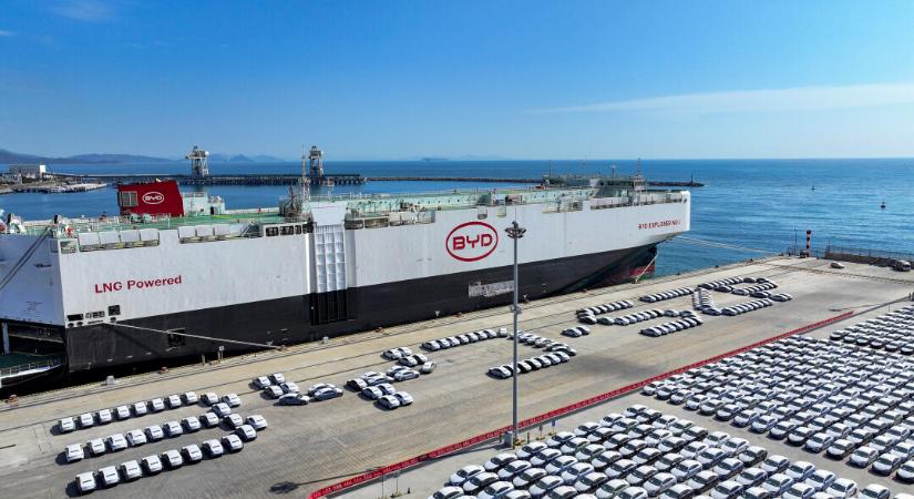 Kína dörzsölheti a tenyerét: az iráni háború miatt 140 százalékkal nőtt a villanyautók exportja