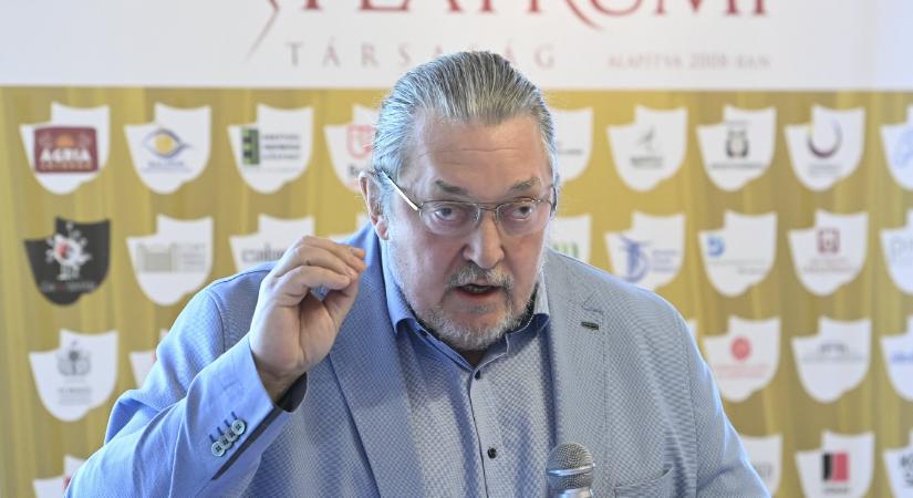 A választások előtt még gyorsan, csendben kiosztott egy adag pénzt a kormány a haveri színházaknak