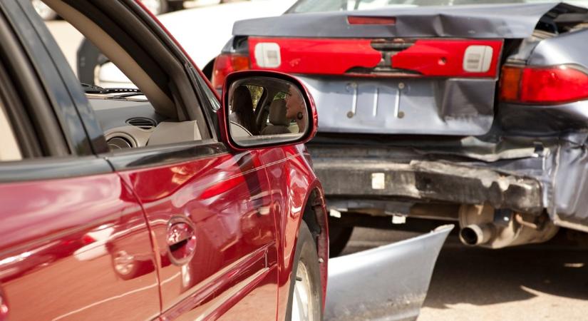 Autóbaleset érte a TV2 híradósát