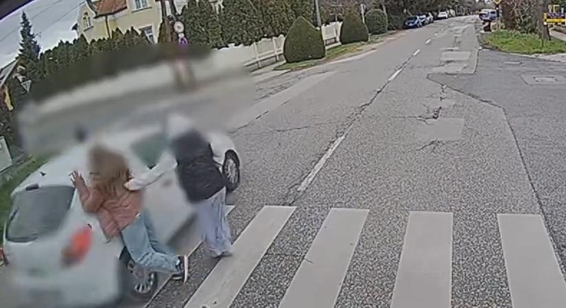 Zebrán szalad át a kislány, majdnem elgázolta az autós - Videó