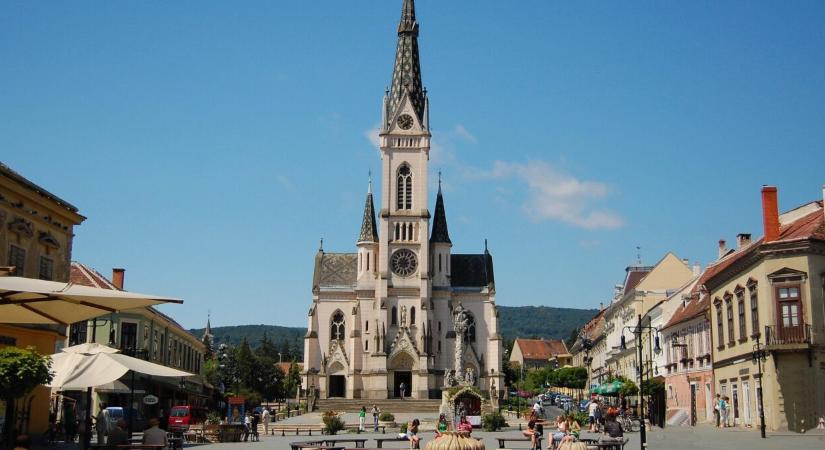 Azbesztszennyezés miatt rendeltek el sebességkorlátozást és parkolólezárást Kőszegen