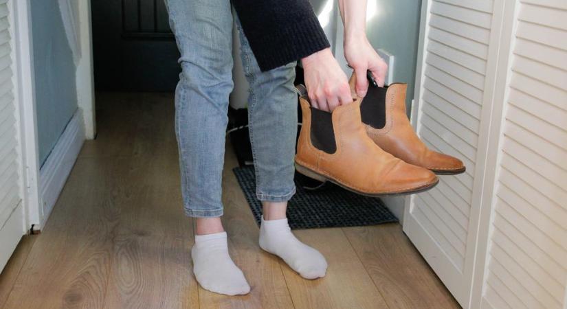 Ezért vedd le a cipődet, ha hazaérsz: veszélyes következményekkel járhat, ha elfelejted