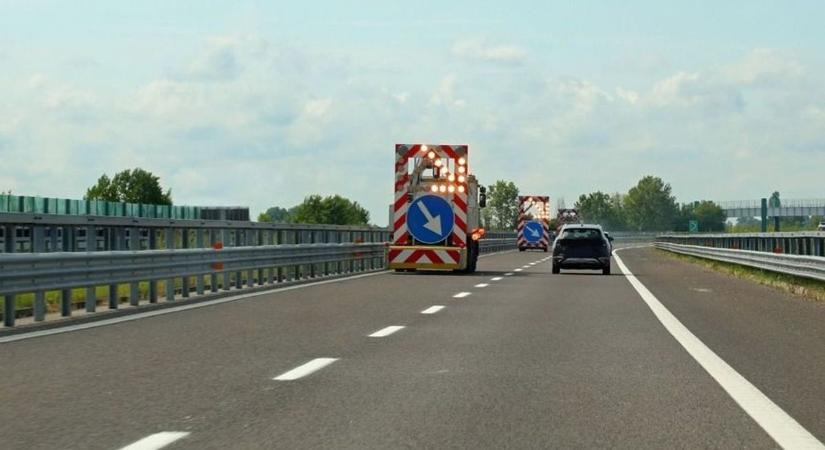 Terelések, lezárt pihenők az M1-es autópályán, Gönyűnél gyalogos átkelő épül