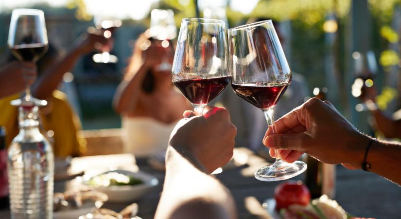 Állva tapsolt a közönség a hazai gálán: posztumusz ítélték oda az év legfontosabb borászati díját