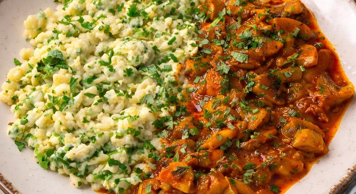 Zöldfűszeres tojásos nokedli gombapaprikással: hazai kedvenc a tányéron