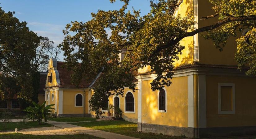Barokk kastélyt és háromhektáros birtokot árulnak félórára a Balatontól, egy luxuslakás árát kérik érte