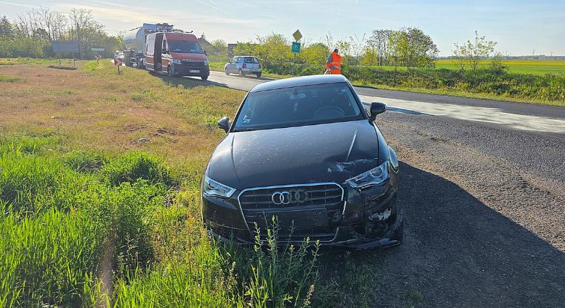 Szemből csapódtak egymásnak, két személyt vittek el a helyszínről a mentők