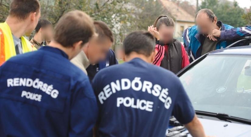 Brutális utcai támadás Komlón: földön fekvő áldozatukat rugdosták a fiatalok