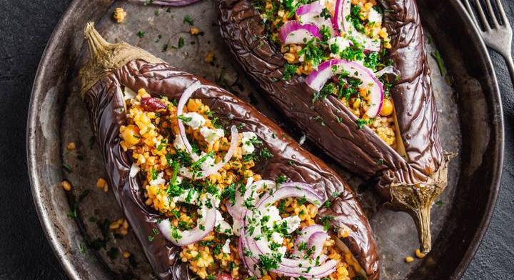 Fetával és bulgurral töltött sült padlizsán: egyszerű mediterrán recept