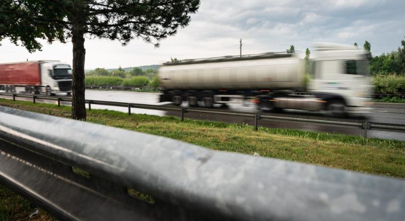 Négy kocsi ütközött az M7-esen, több kilométeres dugó alakult ki