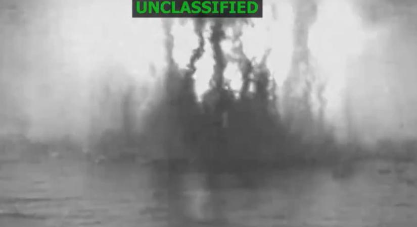 Videón, ahogy az amerikai hadsereg légicsapást mér egy droghajóra