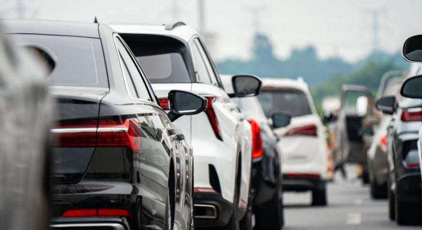 7 km-es a torlódás az M7-esnek ezen a szakszán: mentő és tűzoltó is érkezett a balesethez